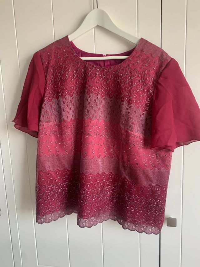 Blusa roja bordada