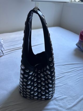 Bolso negro con tachuelas