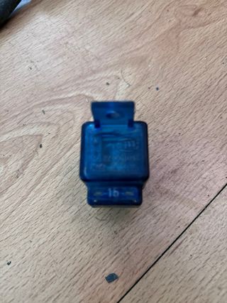 Relé Hella 205 GTI con fusible