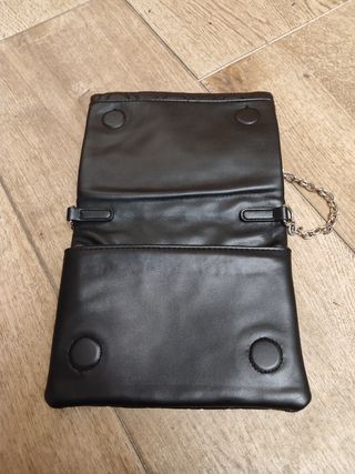 Bolso negro acolchado