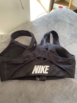 Top deportivo Nike negro