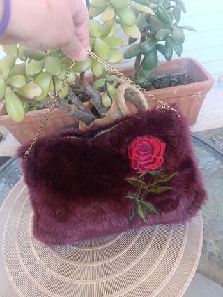 Bolso granate elegante con rosa bordada
