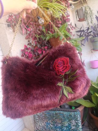 Bolso granate elegante con rosa bordada