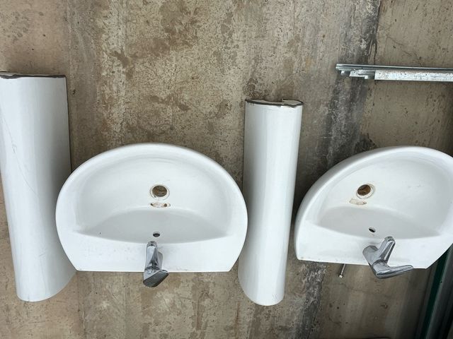 Due lavandini, un piede danneggiato, rubinetti non inclusi