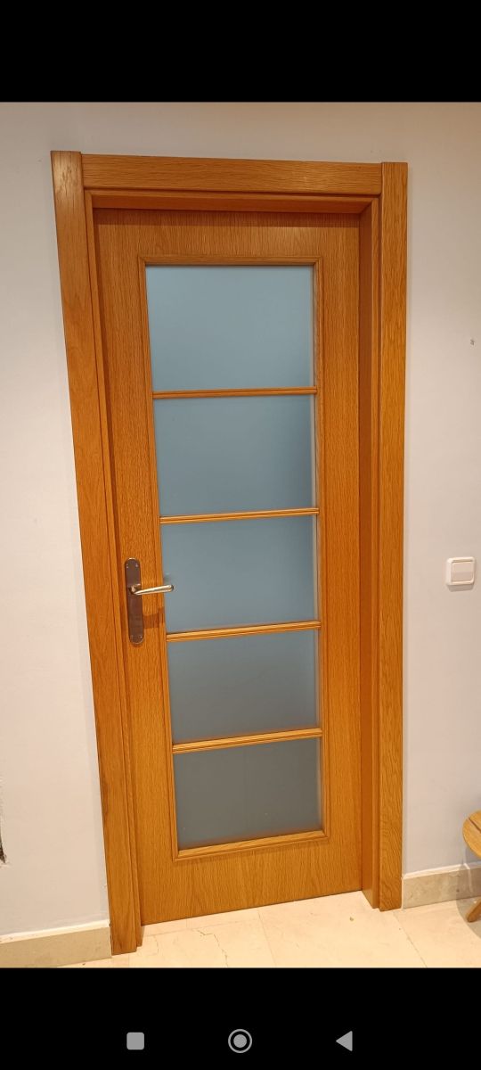 Puerta madera maciza con cristal