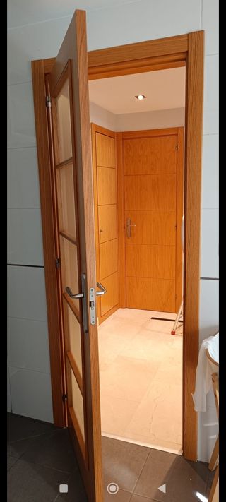 Puerta madera maciza con cristal 