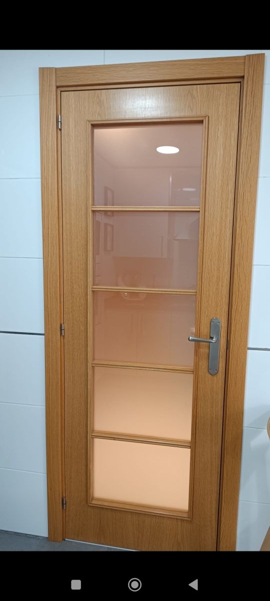 Puerta madera maciza con cristal