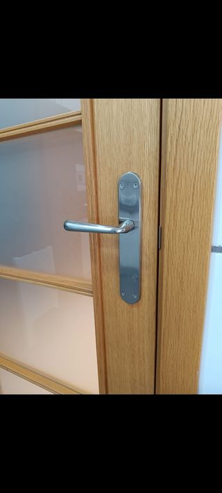 Puerta madera maciza con cristal 