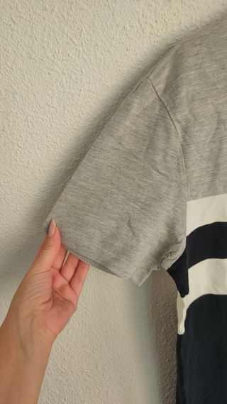 Camiseta polo Zara gris, negro y blanco