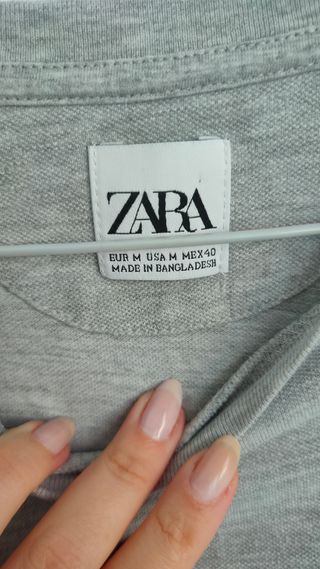 Camiseta polo Zara gris, negro y blanco