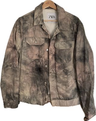 Cazadora vaquera estampado tie dye