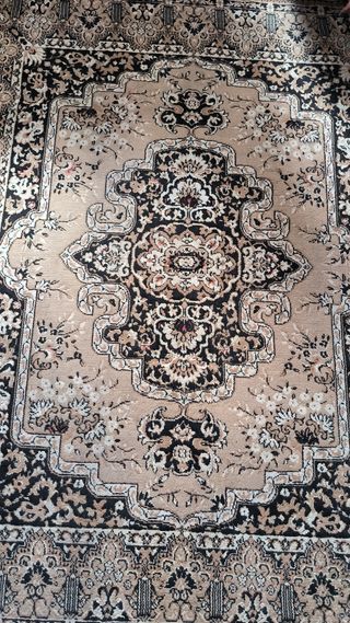 Alfombra salón beige y negra