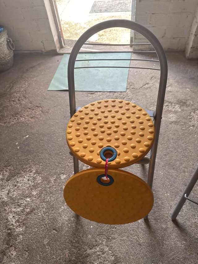 2 sgabelli pieghevoli in metallo o legno