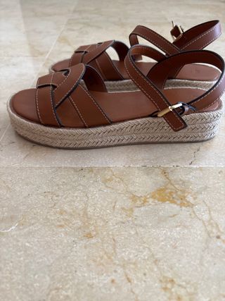 Sandalias planas Zara marrón