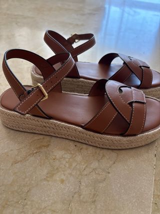 Sandalias planas Zara marrón