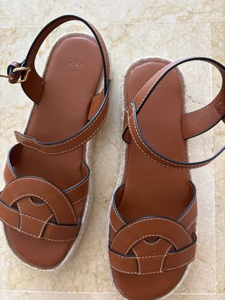 Sandalias planas Zara marrón