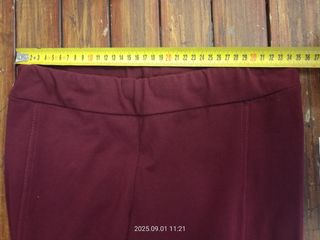 Pantaloni leggings da donna.. bordò...