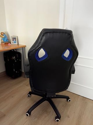Silla gaming negra y azul
