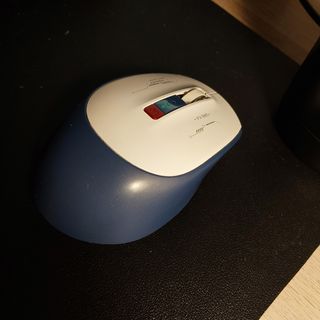 Ratón inalámbrico azul y blanco