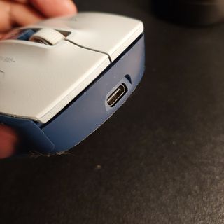 Ratón inalámbrico azul y blanco
