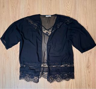 Kimono encaje bordado negro. Talla M. Pull & Bear.