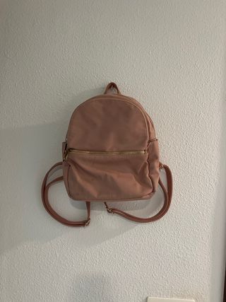 Mochila rosa pequeña con detalles dorados