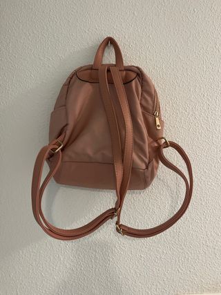 Mochila rosa pequeña con detalles dorados