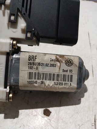 Motor elevalunas trasero izquierdo Seat leon 1m