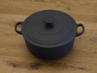 Cocotte de hierro fundido Le Creuset negra 20 cm 