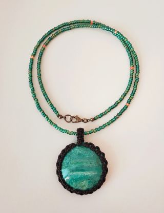 Collana con ciondolo verde