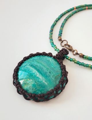 Collana con ciondolo verde