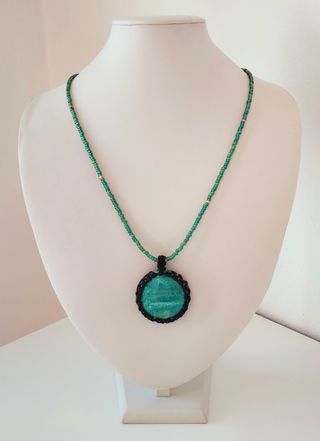 Collana con ciondolo verde
