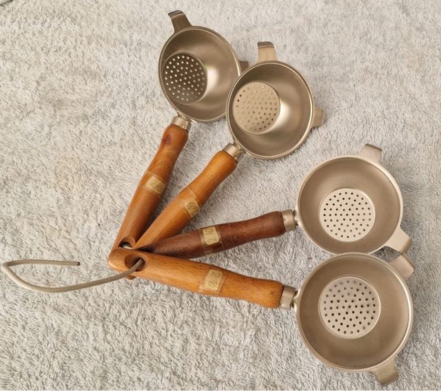 4 Coladores de metal con mango madera