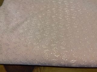 Tela rosa relieve floral
