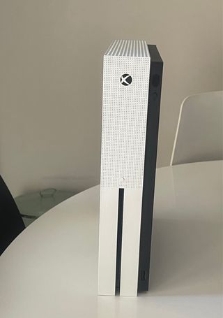 Xbox One S bianca +
Controller + Vari Giochi Inclu