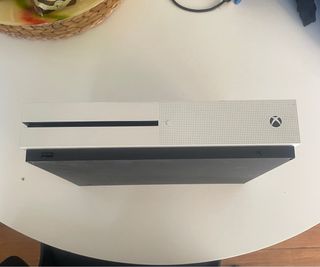 Xbox One S bianca +
Controller + Vari Giochi Inclu