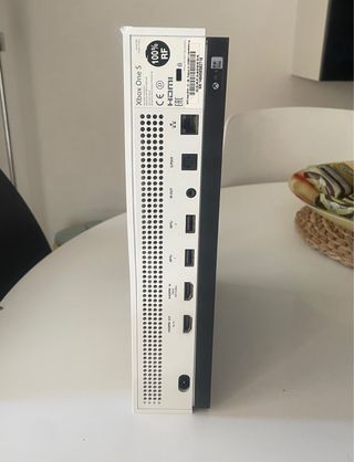 Xbox One S bianca +
Controller + Vari Giochi Inclu