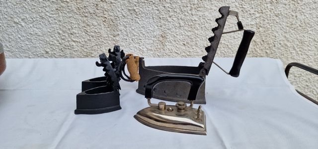 Planchas antiguas de carbón y eléctrica