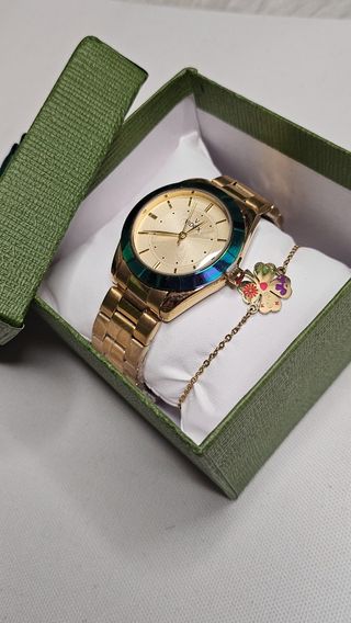 Reloj Dorado con pulsera trébol 