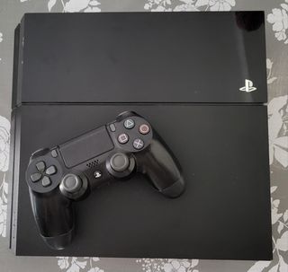 PS4 (PlayStation 4) negra + mando