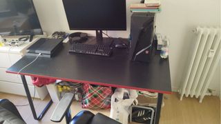 Mesa gaming negra y roja. Esta totalmente nueva 