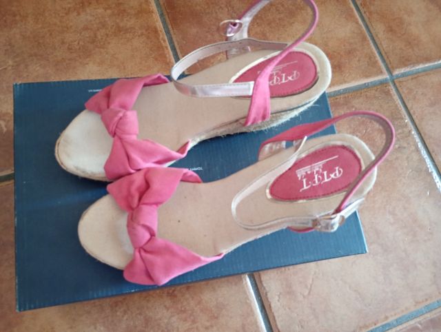 Sandalias cuña rosa