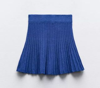 Falda azul marino.