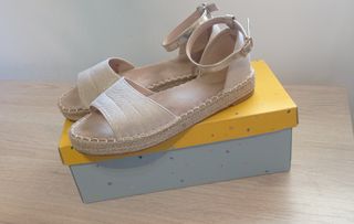 Sandalias niña beige-doradas