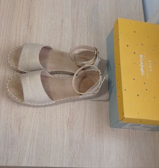 Sandalias niña beige-doradas