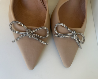 Zapatos de tacón nude con lazo de pedrería