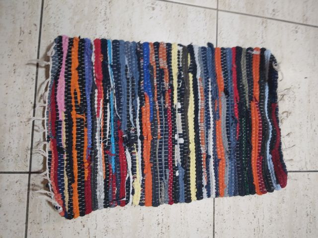 Alfombra multicolor tejida