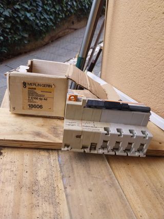 Interruptor automático Merlin Gerin multi9