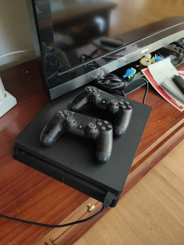 PS4 Slim + 11 juegos + 2 mandos