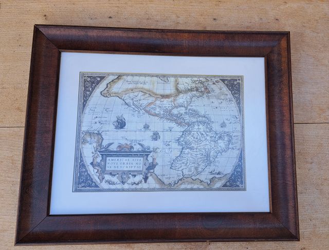 4 quadri con carte di navigazione incorniciate.